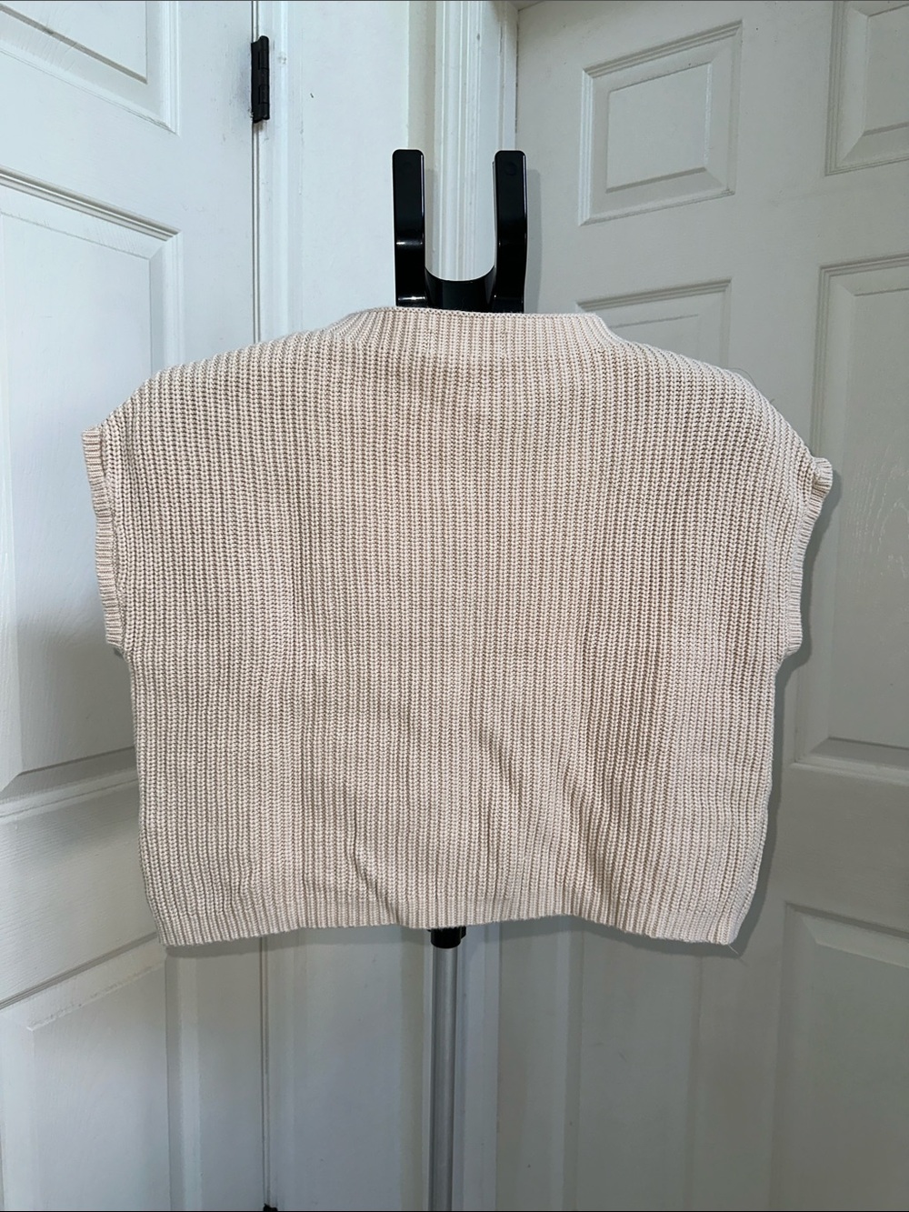 Lillusory Women’s Cream Sleeveless Ribbed Knit Pocket Sweater Cropped Vest - Picture 3 of 9